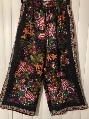 Zara Trafaluc Collection
Culottes Wide Leg Crop Pants
High Waisted Pull On Sz S